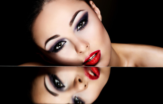 Bild von Frau mit Make-up und rotem Lippenstift